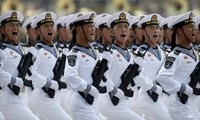 Các thủy thủ Hải quân Trung Quốc tham gia lễ duyệt binh chào mừng 70 năm thành lập Đảng Cộng sản. (Ảnh: AP)