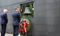 Ngoại trưởng Đức Heiko Maas và người đồng cấp Ba Lan Jacek Czaputowicz thăm bức tường tưởng niệm các nạn nhân của cuộc nổi dậy Warsaw năm 2019. (Ảnh: Reuters)