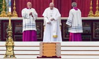 Giáo hoàng Francis chủ trì lễ tang của người tiền nhiệm. (Ảnh: CNN)