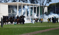 Lực lượng an ninh Brazil đối đầu với nhóm biểu tình bạo loạn