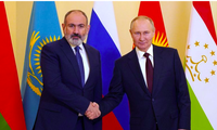 Thủ tướng Armenia Nikol Pashinyan (trái) trong một dịp gặp Tổng thống Nga Vladimir Putin. (Ảnh: AP)