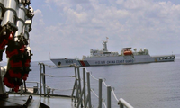Một tàu hải cảnh Trung Quốc đi qua tàu chiến Indonesia tháng 7/2019