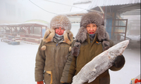 Hai phụ nữ bán cá Marina Krivolutskaya và Marianna Ugai đứng chụp ảnh ở khu chợ ngoài trời tại Yakutsk. (Ảnh: Reuters)