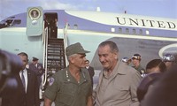 Tổng thống Lyndon Johnson thăm Tướng William Westmoreland ở miền Nam Việt Nam 1 tháng trước Tết Mậu thân 1968. (Ảnh tư liệu)