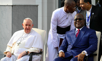 Giáo hoàng Francis (trái) ngồi cạnh Tổng thống CHDC Congo Felix Tshisekedi