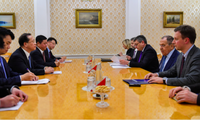 Đoàn do Thứ trưởng Ngoại giao Trung Quốc Mã Triêu Húc dẫn đầu (trái) trong cuộc gặp Ngoại trưởng Nga Sergei Lavrov