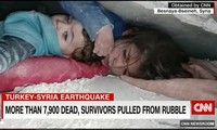Hình ảnh cô bé 7 tuổi người Syria dùng tay che chở cho em trai khi hai chị em mắc kẹt sau vụ động đất. (Ảnh: CNN)