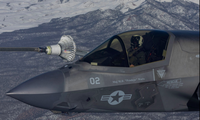 Một chiếc F-35B của Không quân Mỹ thực hiện bài tập tiếp nhiên liệu trên không trong đợt tập trận Cờ đỏ