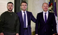 Tổng thống Ukraine Volodymir Zelensky (trái) trong cuộc gặp Tổng thống Pháp và Thủ tướng Đức tại Paris ngày 8/2. (Ảnh: Reuters)