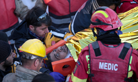 Người đàn ông được đội cứu lên 149 giờ sau động đất