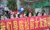 Đội bạn gái cũ căng băng rôn biểu tình trước đám cưới của anh chàng họ Chen