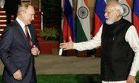 Thủ tướng Ấn Độ Narendra Modi đón Tổng thống Nga Vladimir Putin đến thăm tháng 12/2021. (Ảnh: Reuters)