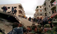 Binh lính Nga và lực lượng cứu hộ Syria tìm kiếm người sống sót sau động đất ở Latakia, Syria, ngày 7/2