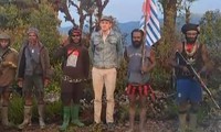 Bức ảnh chụp phi công người New Zealand đứng giữa nhóm phiến quân Papua