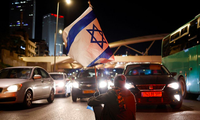 Ngày 18/2, một người biểu tình ngồi chặn đường ở Tel Aviv để phản đối liên minh cánh hữu của Thủ tướng Israel Benjamin Netanyahu và những đề xuất thay đổi tư pháp. (Ảnh: Reuters)
