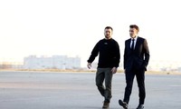 Tổng thống Pháp Emmanuel Macron và người đồng cấp Ukraine Volodymir Zelensky cùng ra sân bay sang Brussels dự thượng đỉnh EU ngày 9/2