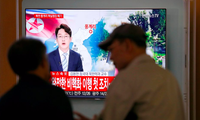 Người dân Hàn Quốc xem bản tin truyền hình về việc tháo dỡ bãi thử hạt nhân Punggye-ri năm 2018