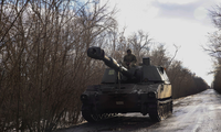 Lính Ukraine lái lựu pháo tự hành ở thị trấn Siversk, vùng Donetsk, ngày 20/2