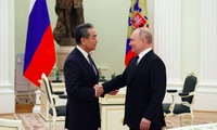 Tổng thống Nga Vladimir Putin tiếp nhà ngoại giao Trung Quốc Vương Nghị