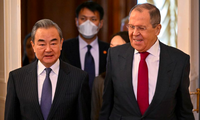 Ngoại trưởng Nga Sergei Lavrov và quan chức ngoại giao hàng đầu Trung Quốc Vương Nghị trong cuộc gặp tại Mátxcơva ngày 22/2. (Ảnh: Reuters)