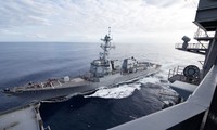 Tàu khu trục tên lửa dẫn đường USS Dewey đi cạnh tàu sân bay USS Carl Vinson của Hải quân Mỹ tháng 11/2018