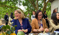 Hai Thứ trưởng Nông nghiệp Mỹ Alexis Taylor và Jenny Moffitt nếm thử bưởi Diễn tại vườn bưởi ở xã Cát Quế, Hoài Đức. (Ảnh: TL)