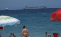 Một tàu chiến của Iran xuất hiện gần bãi biển Rio de Janeiro. (Ảnh: AP)
