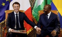 Tổng thống Pháp Emmanuel Macron (trái) trong cuộc gặp Tổng thống Gabon Ali Bongo Ondimba ngày 1/3