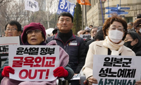 Một phụ nữ Hàn Quốc từng phải phục vụ trong nhà thổ của quân đội Nhật thời chiến biểu tình phản đối kế hoạch của chính phủ nhằm hàn gắn quan hệ với Tokyo. (Ảnh: AP)