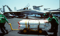 Người của Hải quân Mỹ vận chuyển bom chùm trên một tàu sân bay