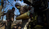 Lính Ukraine nạp đạn cho pháo tự hành 2S5 Giatsint-S để tấn công lực lượng Nga ở Bakhmut ngày 5/3
