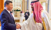 Thái tử kế vị Ả-rập Xê-út Mohammed Bin Salman đón Chủ tịch Trung Quốc thăm tháng 12/2022. (Ảnh: Reuters)