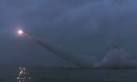 Tên lửa được phóng từ tàu ngầm Triều Tiên ngày 12/3. (Ảnh: KCNA)