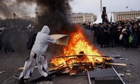 Người biểu tình đốt lửa trước trụ sở Quốc hội Pháp ngày 16/3. (Ảnh: AP)