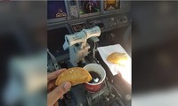 Bức ảnh chụp bữa ăn nhẹ của 2 phi công trong buồng lái gây phẫn nộ ở Ấn Độ