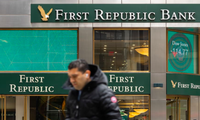 Trước một chi nhánh của ngân hàng First Republic ở New York
