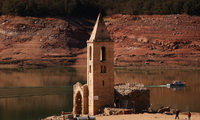Tháp nhà thờ nổi lên giữa lòng hồ ở làng San Roman de Sau, thuộc vùng Catalonia, Tây Ban Nha. (Ảnh: Reuters)