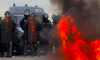 Cảnh sát chống bạo động đối phó với người biểu tình ngày 17/3. (Ảnh: Reuters)