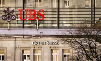 Logo của UBS và Credit Suisse bên ngoài một toà nhà ở Thuỵ Sĩ. (Ảnh: AP)
