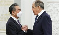 Ngoại trưởng Nga Sergei Lavrov tiếp nhà ngoại giao hàng đầu Trung Quốc Vương Nghị tại Điện Kremlin trước khi ông Tập thăm Mátxcơva. (Tass)