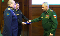 Bộ trưởng Quốc phòng Nga Sergei Shoigu (phải) trong lễ trao tặng. (Ảnh: Tass) 