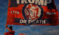 Một người giương cờ ủng hộ ông Trump