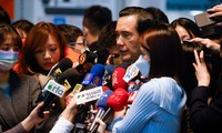 Ông Mã Anh Cửu phát biểu với báo chí tại sân bay trước khi thực hiện chuyến thăm đại lục. (Ảnh: Reuters)