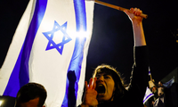 Người biểu tình Israel xuống đường trong đêm muộn. (Ảnh: Reuters)