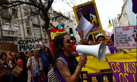 Người dân biểu tình ở Lisbon ngày 1/4. (Ảnh: Reuters)