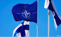 Quốc kỳ của Phần Lan và cờ của NATO trước trụ sở Bộ Nội vụ Phần Lan ở Helsinki ngày 4/4. (Ảnh: AP)