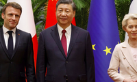 Chủ tịch EC Ursula von der Leyen (phải) cùng Tổng thống Pháp Emmanuel Macron (trái) và Chủ tịch Trung Quốc Tập Cận Bình trong cuộc gặp tại Bắc Kinh. (Ảnh: AP)