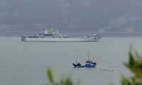 Tàu chiến Trung Quốc tập trận gần thành phố Phúc Châu ngày 11/4. (Ảnh: Reuters)