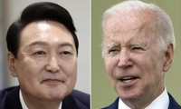 Tổng thống Hàn Quốc Yoon Suk-yeol (trái) và Tổng thống Mỹ Joe Biden. (Ảnh: AP)