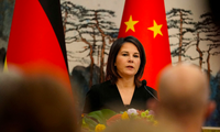 Ngoại trưởng Đức Annalena Baerbock trong cuộc họp báo chung với người đồng cấp Trung Quốc Tần Cương tại Bắc Kinh ngày 14/4. (Ảnh: Reuters)